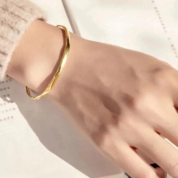 925 Sterling Silver Minimalist Thin Wavy Bangle Cuff Bracelet (Silver or Gold) - Picture 6 of 7